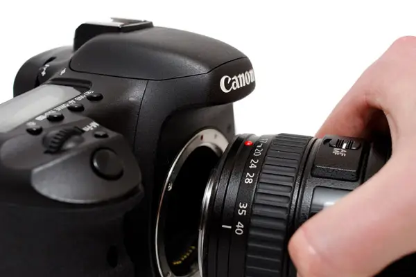 بهترین روش برای تعویض لنز دوربین