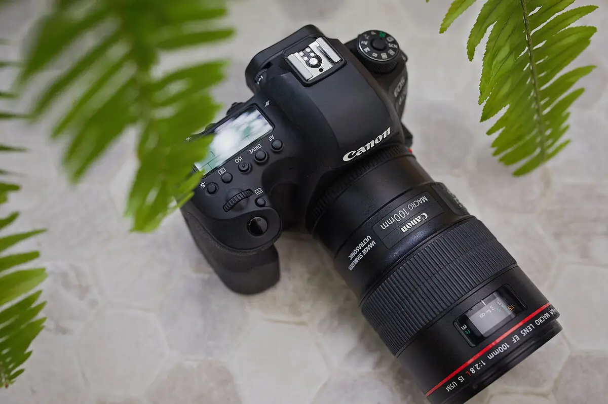 لنز کانن مدل Canon EF 100mm f2.8L Macro IS USM