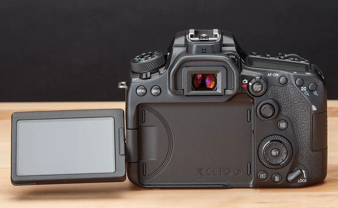 دوربین عکاسی کانن مدل Canon EOS 90D Kit 18-135mm IS USM