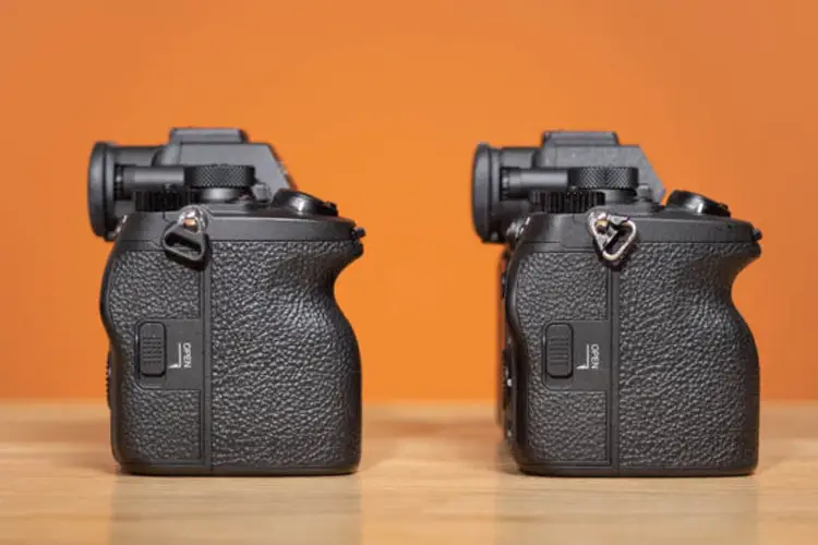 مقایسه دوربین بدون آینه سونی مدل Sony a7 IV با Sony a7 V