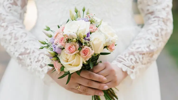 ژست عکاسی با دسته گل